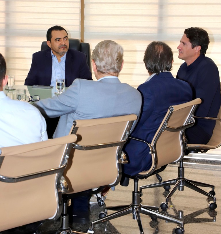 GOVERNADOR WANDERLEI BARBOSA RECEBE O EX-ATLETA EDMILSON PARA DISCUTIR O FOMENTO DO ESPORTE NO TOCANTINS