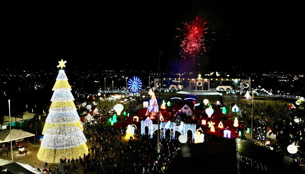 GOVERNADOR WANDERLEI BARBOSA INAUGURA ESTRUTURA NATALINA DA PRAÇA DOS GIRASSÓIS E ENCANTA O PÚBLICO PALMENSE COM O NATAL DE LUZ