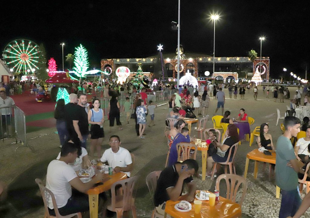 FAMÍLIAS E COMERCIANTES TOCANTINENSES CELEBRAM ESPÍRITO NATALINO EM ESTRUTURA DE LUZES MONTADA NA PRAÇA DOS GIRASSÓIS