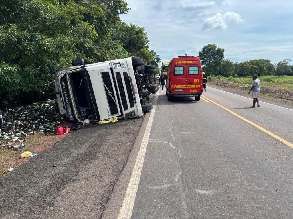 CAMINHÃO TOMBA NA BR-153 PRÓXIMO A GUARAÍ; MOTORISTA É LEVADO AO HOSPITAL
