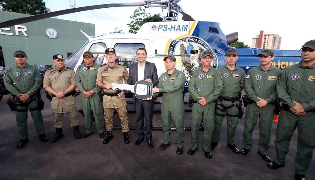 EM SOLENIDADE, CHEFE DO EXECUTIVO ENTREGA HELICÓPTERO E DOZE MOTOCICLETAS À PMTO