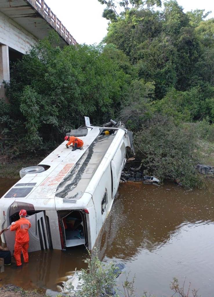 ACIDENTE COM ÔNIBUS EM CRIXÁS DO TOCANTINS DEIXA TRÊS MORTOS E DOIS FERIDOS