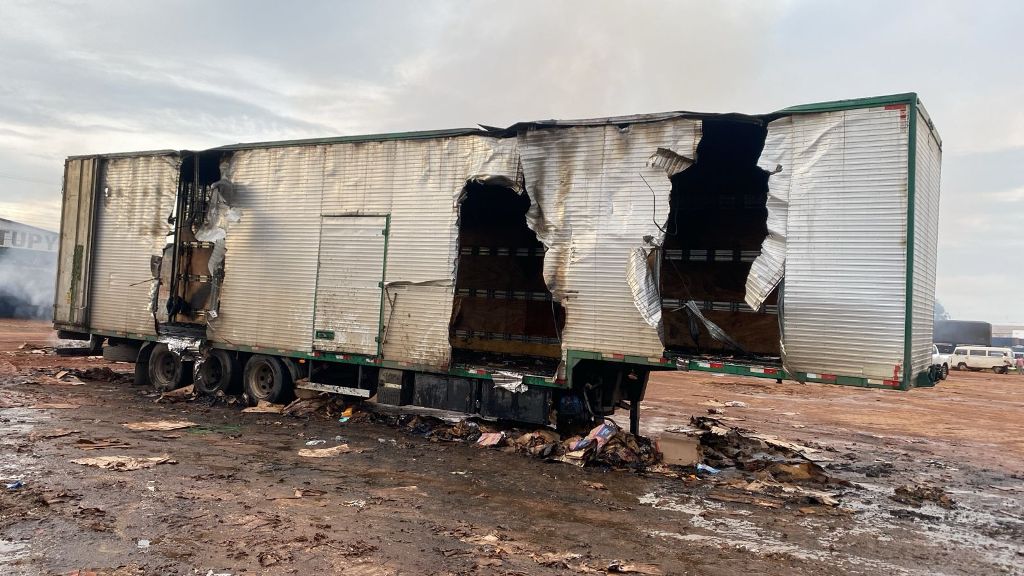 INCÊNDIO DESTRÓI CARGA DE CAMINHÃO NA SAÍDA SUL DE GURUPI