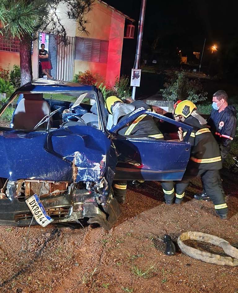 MOTORISTA FICA PRESO ÀS FERRAGENS APÓS COLISÃO COM POSTE EM CAMPOS BELOS