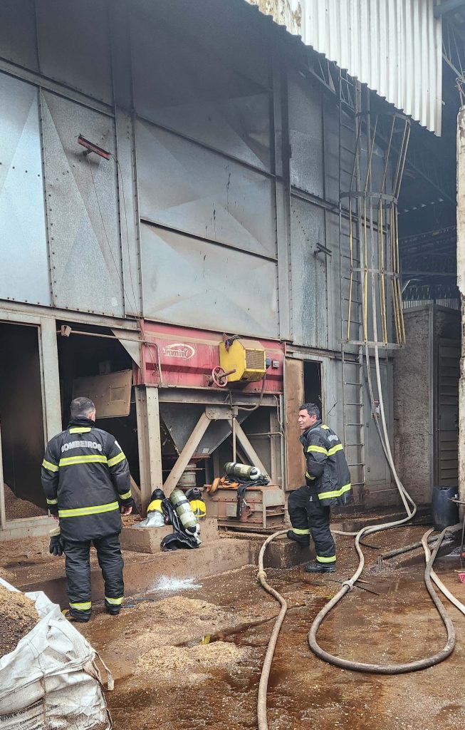 INCÊNDIO ATINGE INDÚSTRIA EM CARIRI E MOBILIZA BOMBEIROS NA BR-153