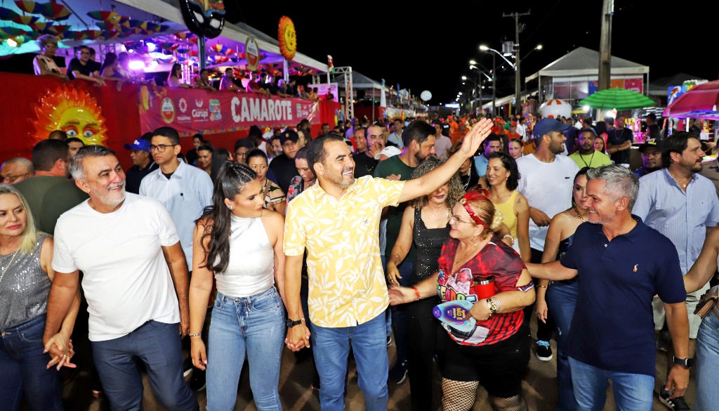 GOVERNADOR WANDERLEI BARBOSA PRESTIGIA PENÚLTIMA NOITE DE CARNAVAL DE GURUPI
