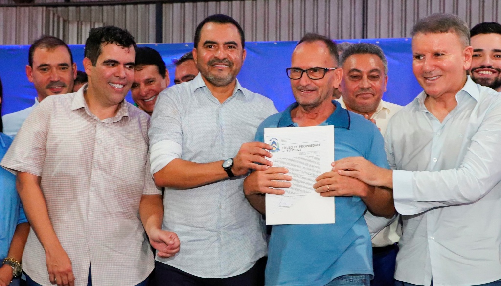 GOVERNADOR WANDERLEI BARBOSA ENTREGA MAIS DE MIL TÍTULOS DE PROPRIEDADE A MORADORES DO JARDIM TAQUARI APÓS DUAS DÉCADAS DE ESPERA