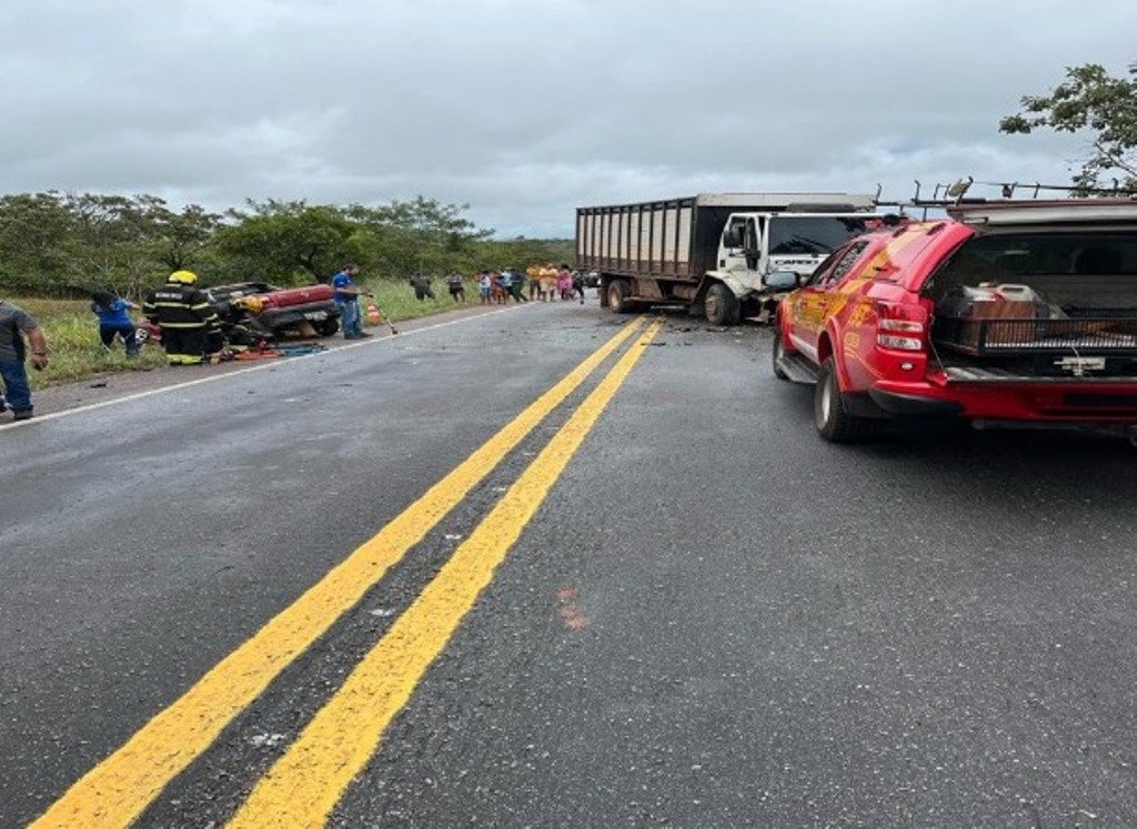 MOTORISTA MORRE APÓS COLISÃO ENTRE PICAPE E CAMINHÃO NA TO-164