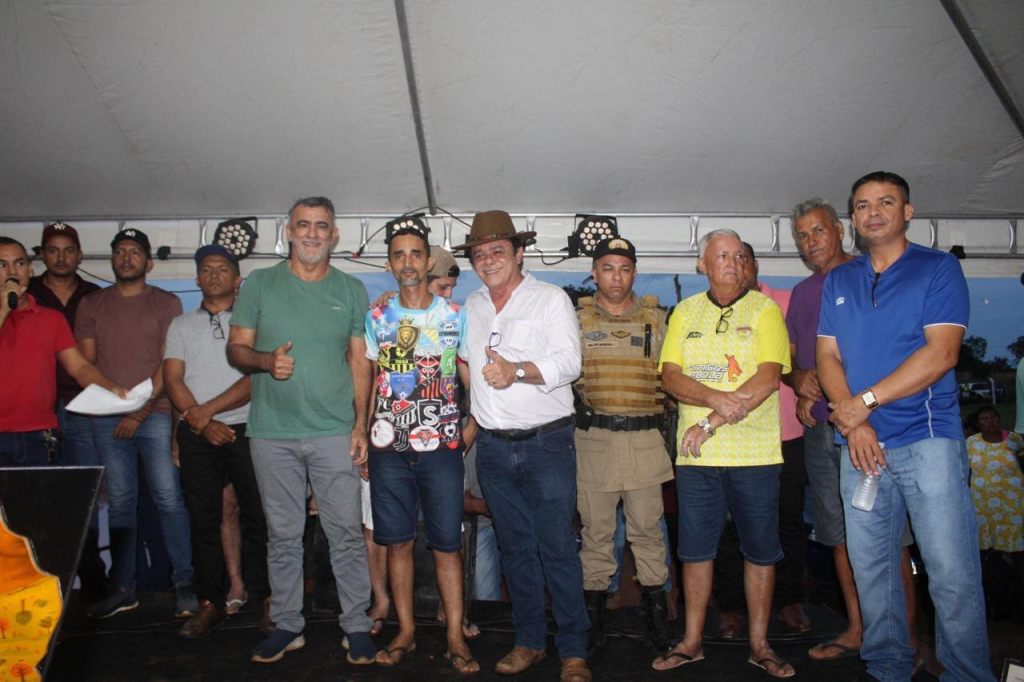DEPUTADO AMÉLIO PRESTIGIA FINAL DA III TAÇA PIAKA DE FUTEBOL AMADOR E FRISA INCENTIVO AO ESPORTE EM GOIATINS