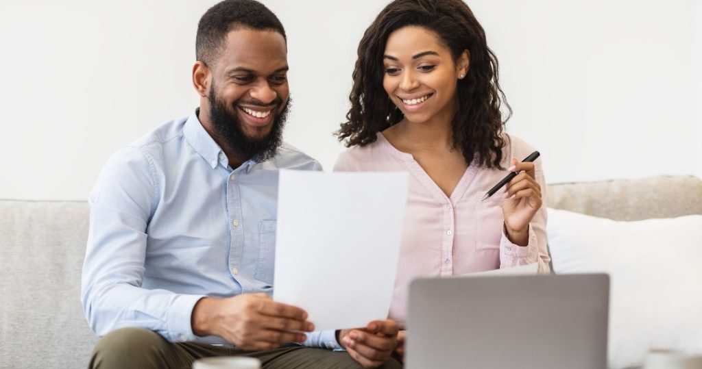 CONSUMIDORES TÊM DIREITO DE INCLUIR O NOME DO CÔNJUGE NA CONTA DE ÁGUA, LUZ, TELEFONE OU GÁS