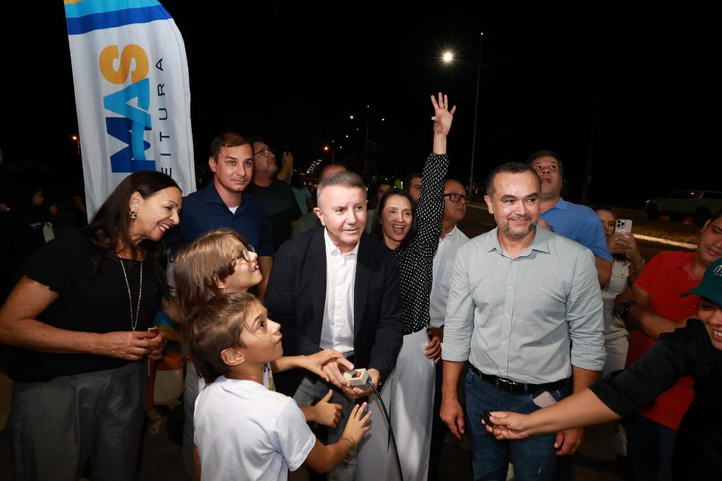 PREFEITO EDUARDO SIQUEIRA CAMPOS ENTREGA NOVA ILUMINAÇÃO EM TECNOLOGIA LED NA AVENIDA JK
