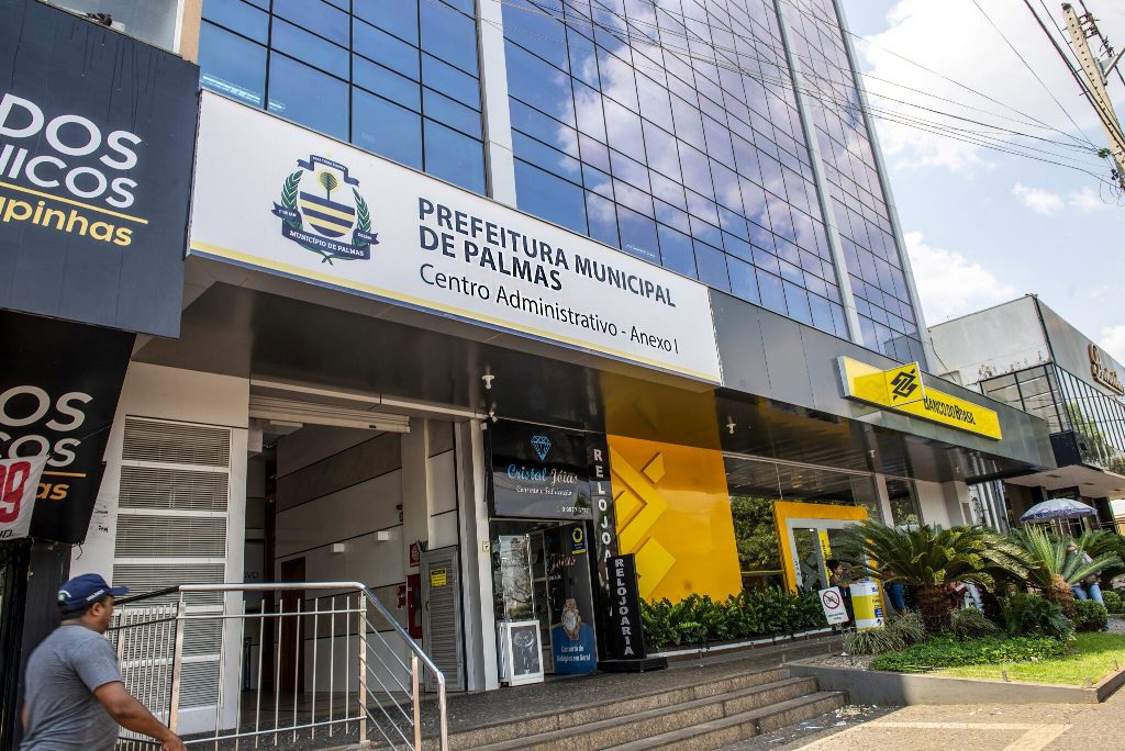 PREFEITO EDUARDO SIQUEIRA CAMPOS VOLTA AO CARGO E REESTRUTURA EQUIPE NA PREFEITURA DE PALMAS