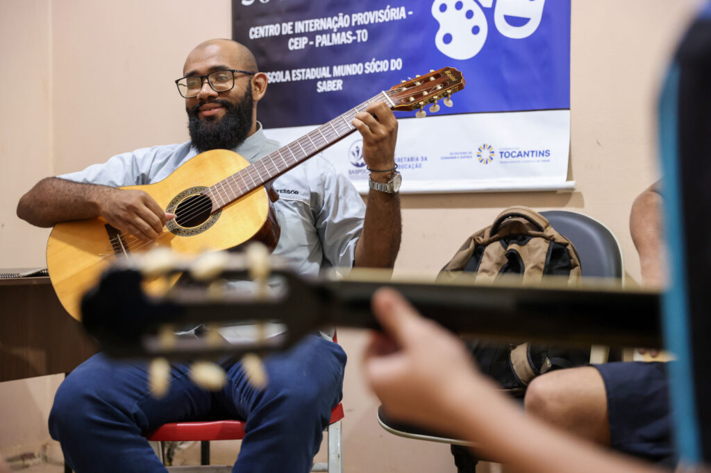 OFICINAS DE VIOLÃO E ARTES OFERECEM OPORTUNIDADES DE DESENVOLVIMENTO EMOCIONAL, PROFISSIONAL E SOCIAL A SOCIOEDUCANDOS EM PALMAS