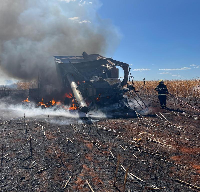 INCÊNDIO DESTRÓI COLHEITADEIRA EM PARAÍSO DO TOCANTINS