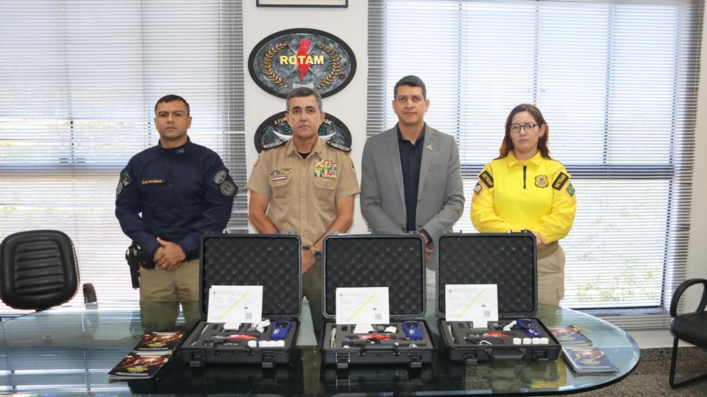 DETRAN/TO ENTREGA EQUIPAMENTOS DE SEGURANÇA À PM PARA FORTALECER OPERAÇÕES NESTA TEMPORADA DE PRAIAS