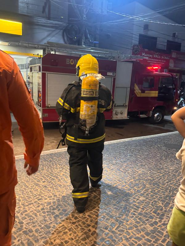 BOMBEIROS MILITARES ATENDEM INCÊNDIO EM APARTAMENTO NO CENTRO DE PARAÍSO
