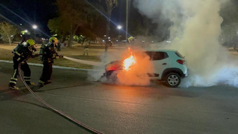 CARRO PEGA FOGO EM ROTATÓRIA PRÓXIMO AO ASSAÍ EM PALMAS