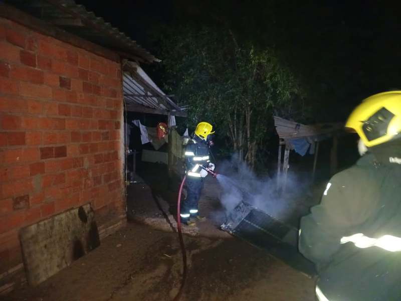INCÊNDIO ATINGE RESIDÊNCIA EM ARAGUAÍNA E BOMBEIROS CONTROLAM CHAMAS; NÃO HOUVE VÍTIMAS