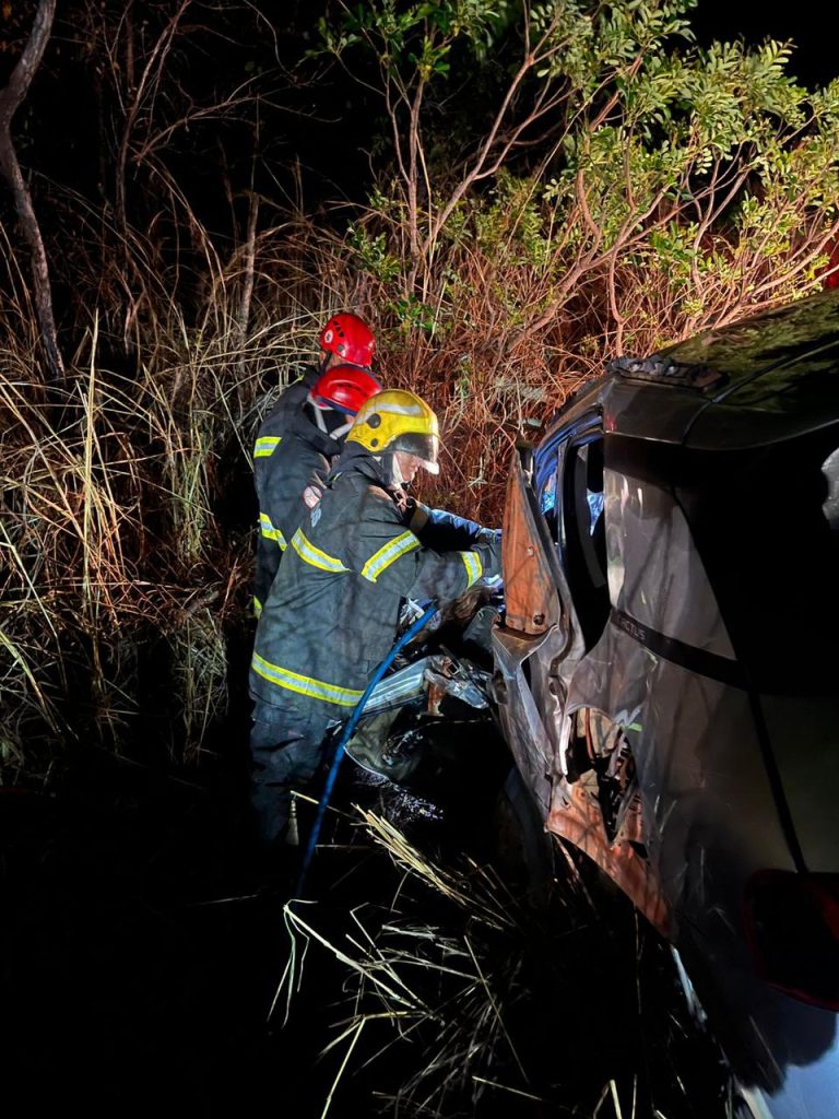 COLISÃO ENTRE CARROS NA TO-070 DEIXA TRÊS MORTOS E UMA CRIANÇA FERIDA
