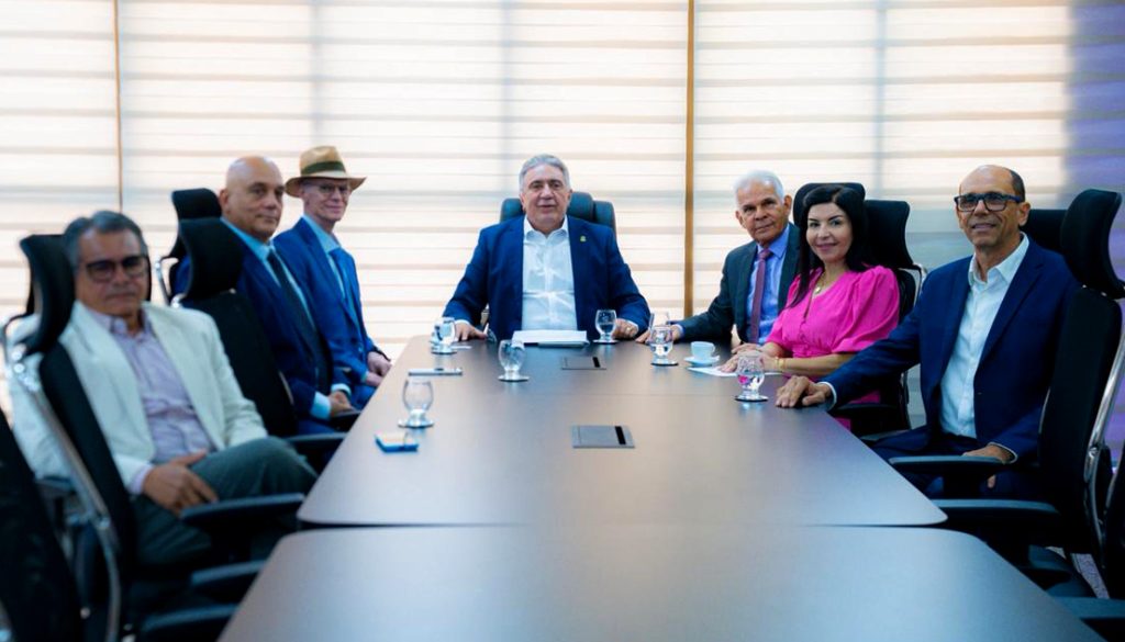 GOVERNADOR LAUREZ MOREIRA RECEBE LISTA TRÍPLICE PARA ESCOLHA DO PROCURADOR-GERAL DE CONTAS DO BIÊNIO 2026/2027