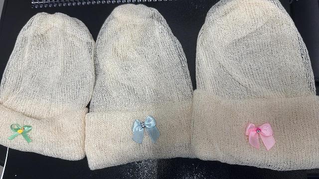 COM APOIO DE VOLUNTÁRIA, DONA REGINA PRODUZ TOUCAS PARA PROTEGER RECÉM-NASCIDOS