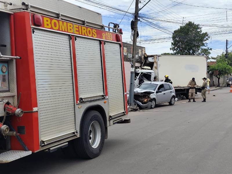 RESGATE MOBILIZA BOMBEIROS APÓS COLISÃO MÚLTIPLA COMPROMETER ESTRUTURA DE PADARIA EM GURUPI