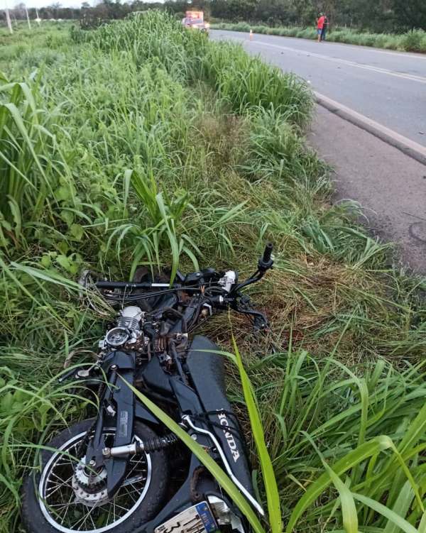 COLISÃO ENTRE CAMINHÃO E MOTOCICLETA DEIXA DOIS ADOLESCENTES GRAVEMENTE FERIDOS NA TO-335