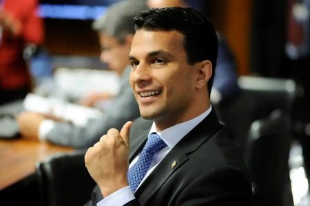 Senador Irajá critica decisão do STF e usa figurinha de Lula em tom de deboche em grupos de WhatsApp