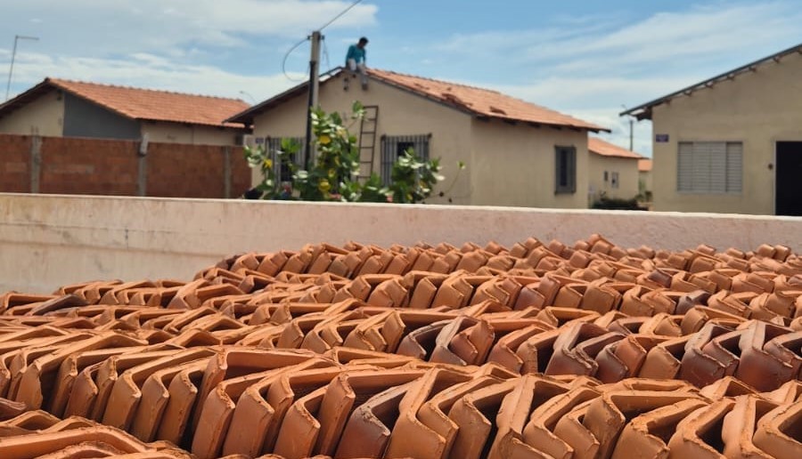 COMUNIDADE DO JARDIM TAQUARI COMEÇA A RECEBER TELHAS DA PREFEITURA DE PALMAS