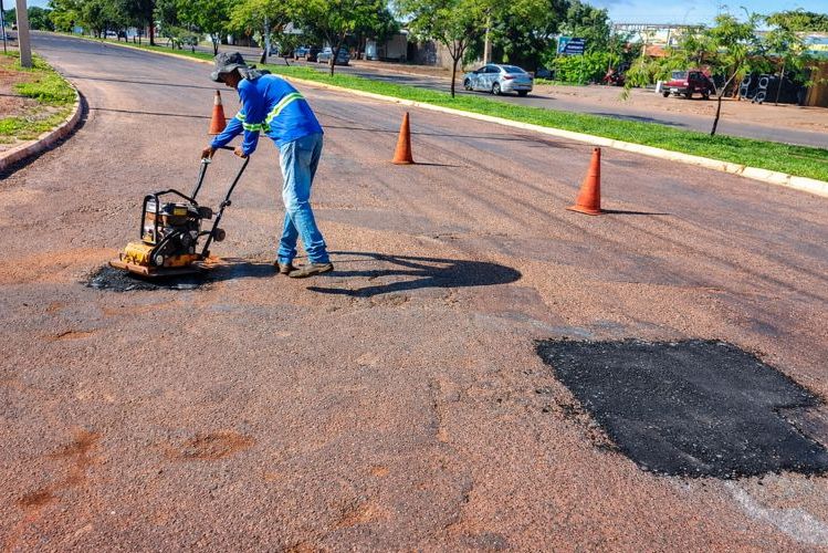PREFEITURA DE PALMAS RECUPERA 15 AVENIDAS EM UMA SEMANA NA OPERAÇÃO TAPA-BURACOS