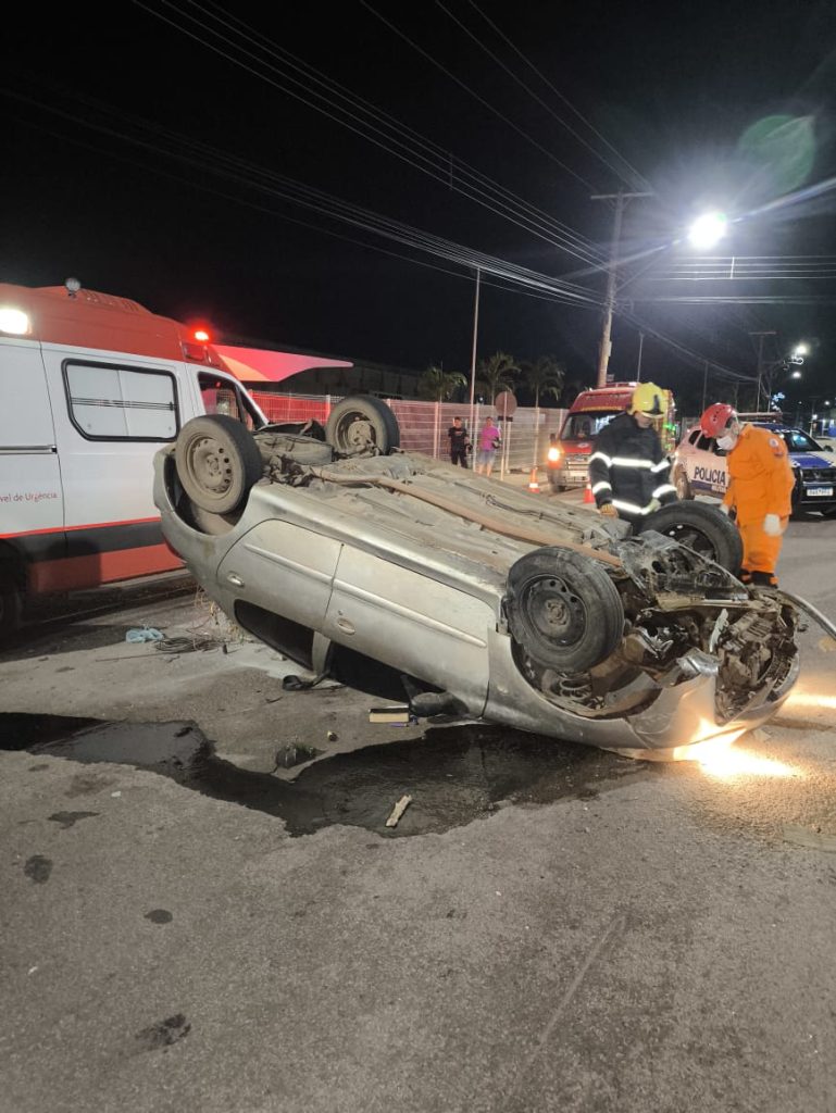 VEÍCULO TOMBA EM GURUPI E BOMBEIROS ATUAM PARA ELIMINAR RISCO DE IGNIÇÃO