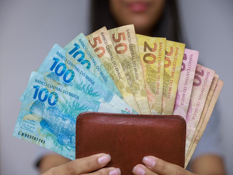 SALÁRIOS DE MARÇO SERÃO PAGOS NESTA TERÇA (31) COM IMPACTO DE R$ 103 MILHÕES NA ECONOMIA LOCAL