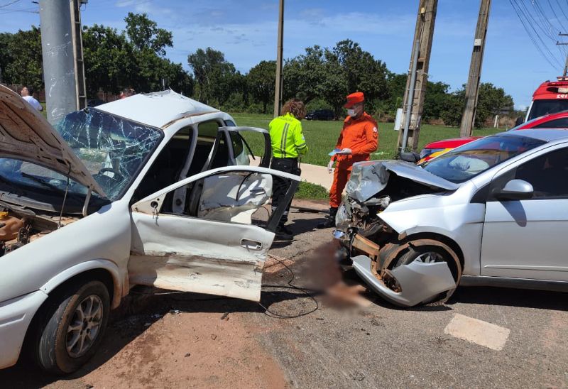 COLISÃO ENTRE DOIS CARROS DEIXA MOTORISTA PRESO ÀS FERRAGENS EM CRUZAMENTO MOVIMENTADO DE PALMAS