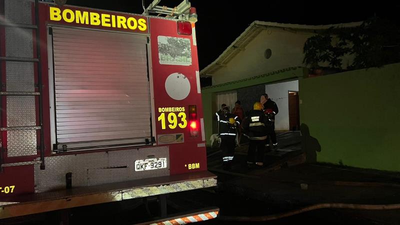 CARRO PEGA FOGO DENTRO DE GARAGEM EM UMA RESIDÊNCIA NO PARQUE PRIMAVERA E MOBILIZA BOMBEIROS EM GURUPI