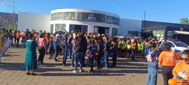 CAMINHADA EDUCATIVA MOBILIZA DIANÓPOLIS NO COMBATE AO ABUSO E EXPLORAÇÃO SEXUAL INFANTIL