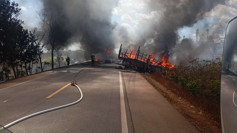 COLISÃO ENTRE CARRETA E BITREM PROVOCA INCÊNDIO DE GRANDES PROPORÇÕES NA BR-153 EM CRIXÁS