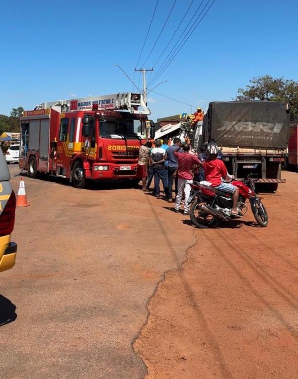ACIDENTE ENVOLVENDO DOIS CAMINHÕES E CARRO DE PASSEIO DEIXA MOTORISTA PRESO ÀS FERRAGENS NA TO-010