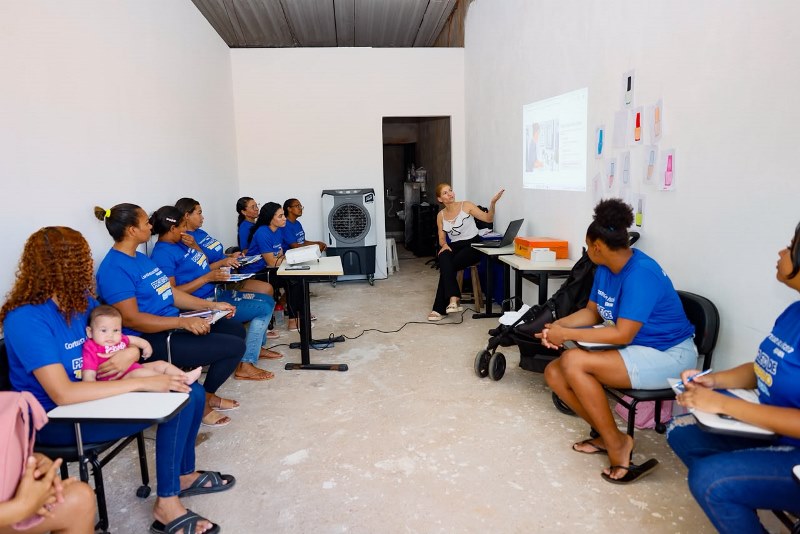 PREFEITURA MANTÉM CICLO DE CURSOS GRATUITOS PARA FAMÍLIAS DO RESIDENCIAL RECANTO DAS ARARAS I